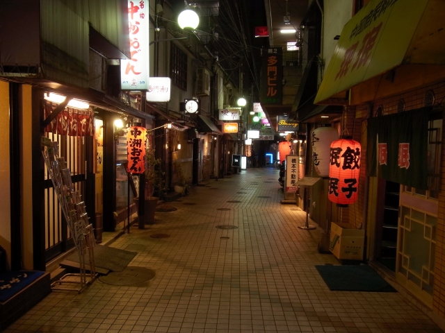 閑散としている飲み屋街